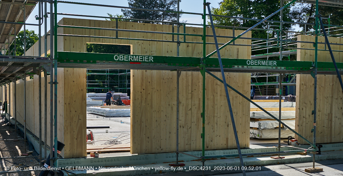 01.06.2023 - Neue Holzwände für das Haus für Kinder in Neuperlach in München